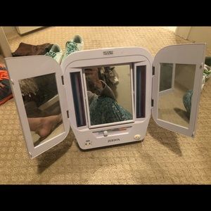 Light up makeup mirror